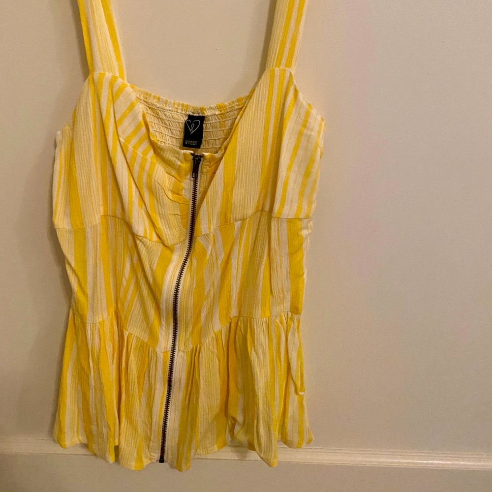Cute yellow top